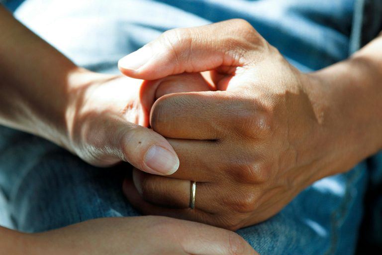 Zwei Hände halten die Hand einer älteren Person – ein Zeichen von Nähe und Zuwendung.